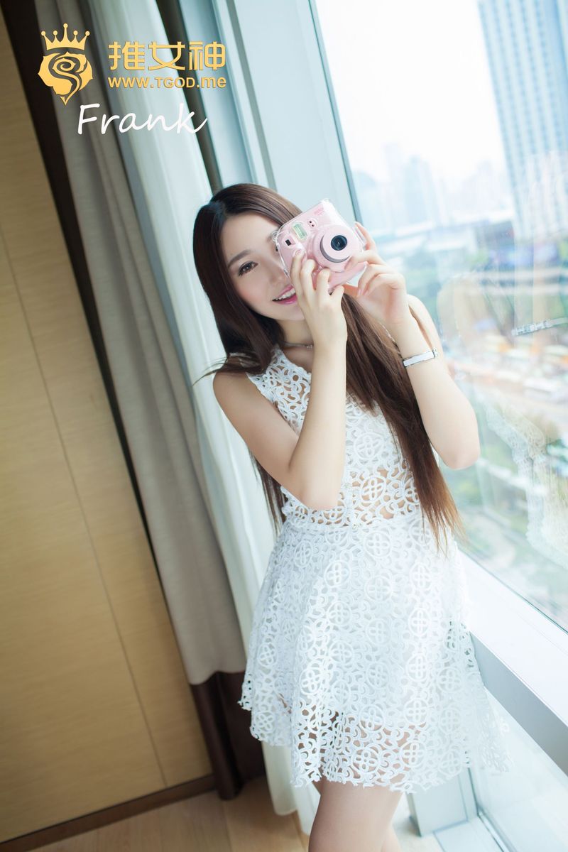 清纯美女刘奕宁Lynn白色镂空长裙性感塑身衣美胸诱惑写真