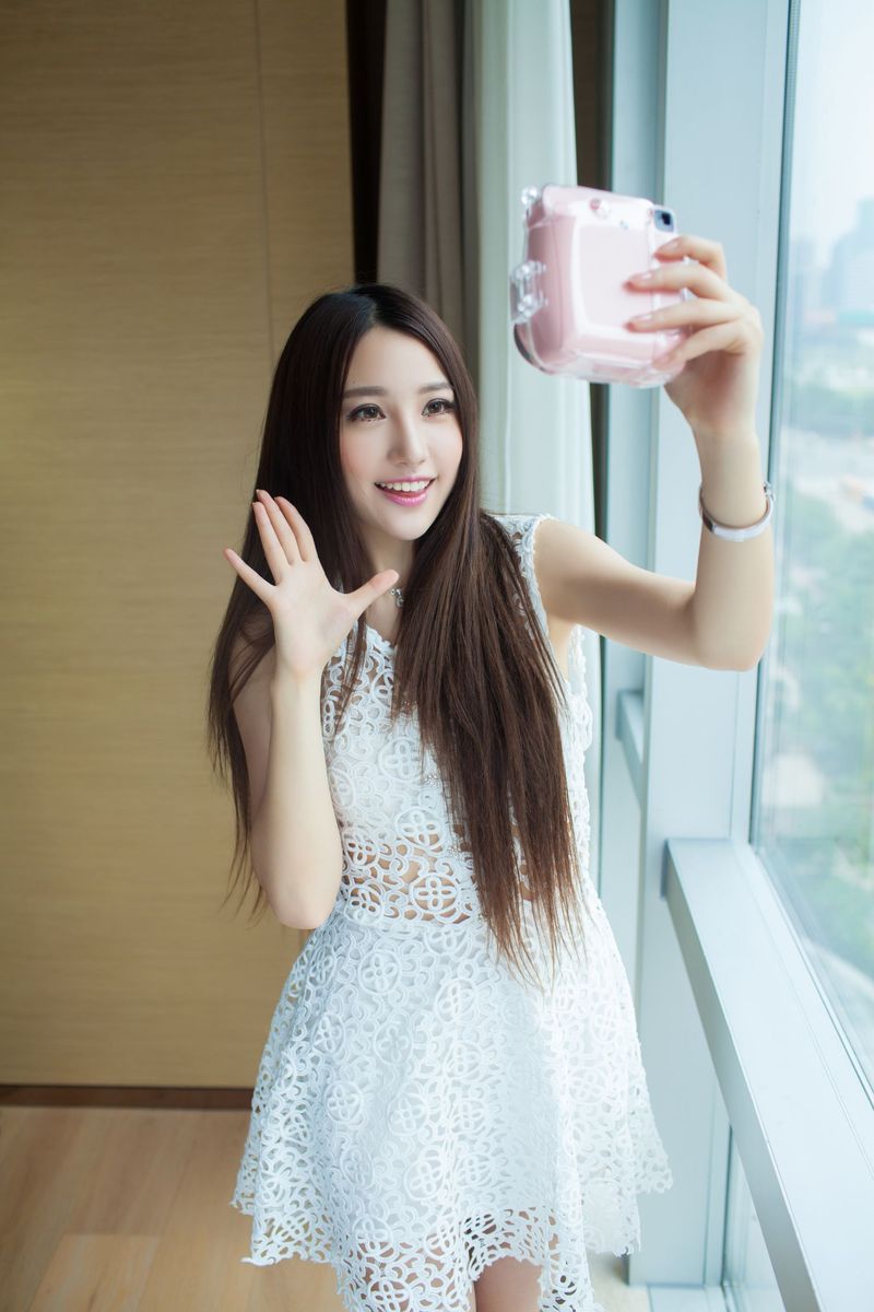 清纯美女刘奕宁Lynn白色镂空长裙性感塑身衣美胸诱惑写真