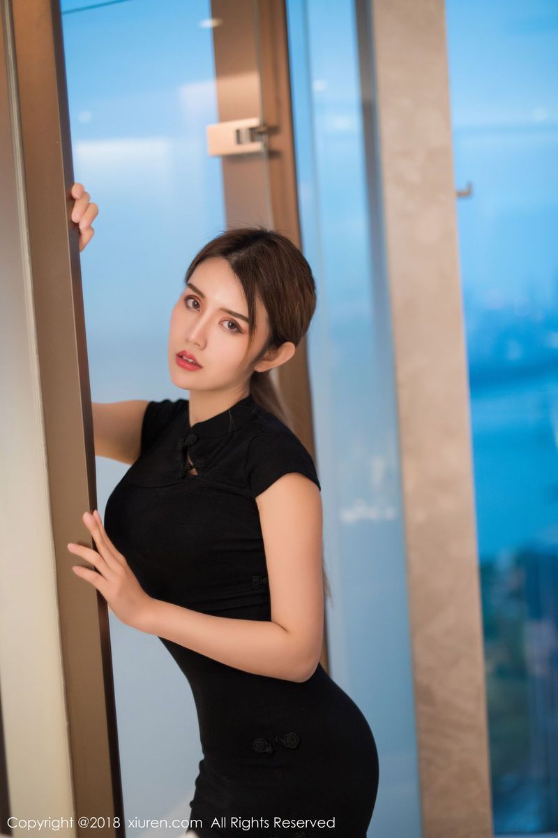 性感女神Cris_卓娅祺黑丝美腿含蓄旗袍美胸翘臀诱惑写真