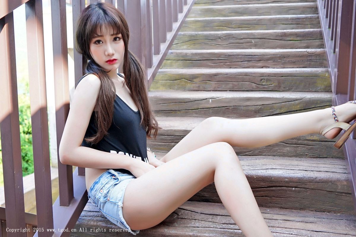 性感女神朱若慕Akiki牛仔热裤比基尼修长美腿云曼旅拍