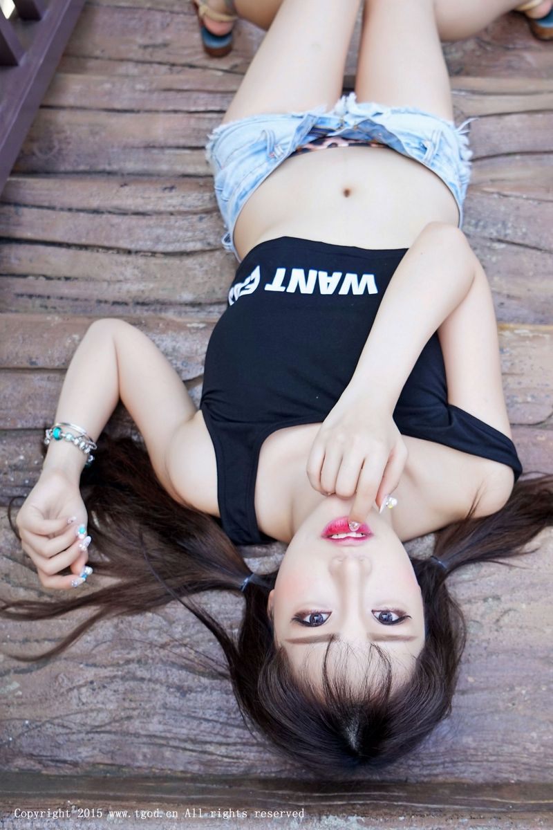 性感女神朱若慕Akiki牛仔热裤比基尼修长美腿云曼旅拍