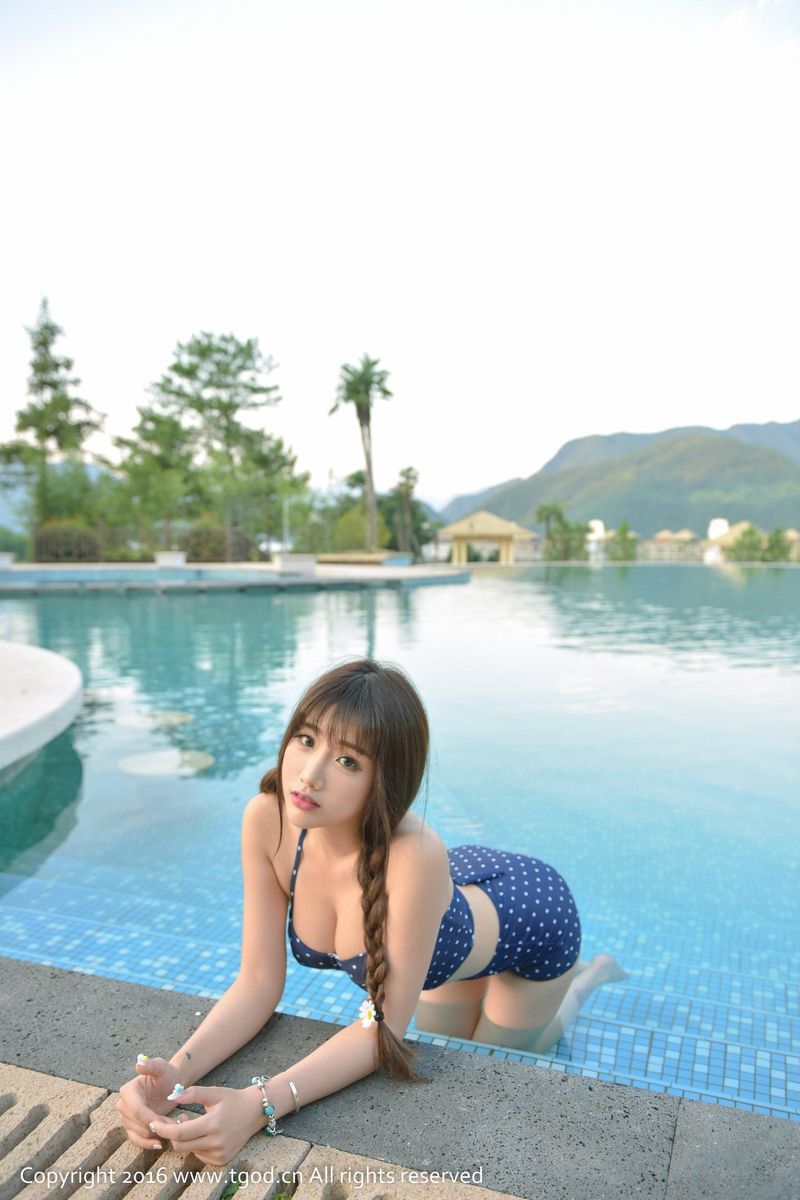 双马尾萌妹子朱若慕Akiki美胸热裤云曼旅拍 第五刊