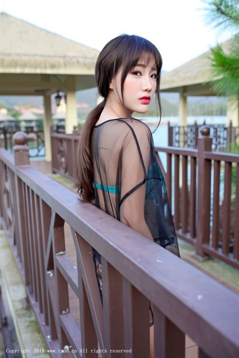 性感女神朱若慕Akiki牛仔热裤比基尼修长美腿云曼旅拍