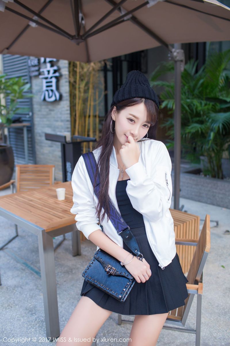 性感女神王曼妮好Q修长美腿牛仔热裤街拍系列写真