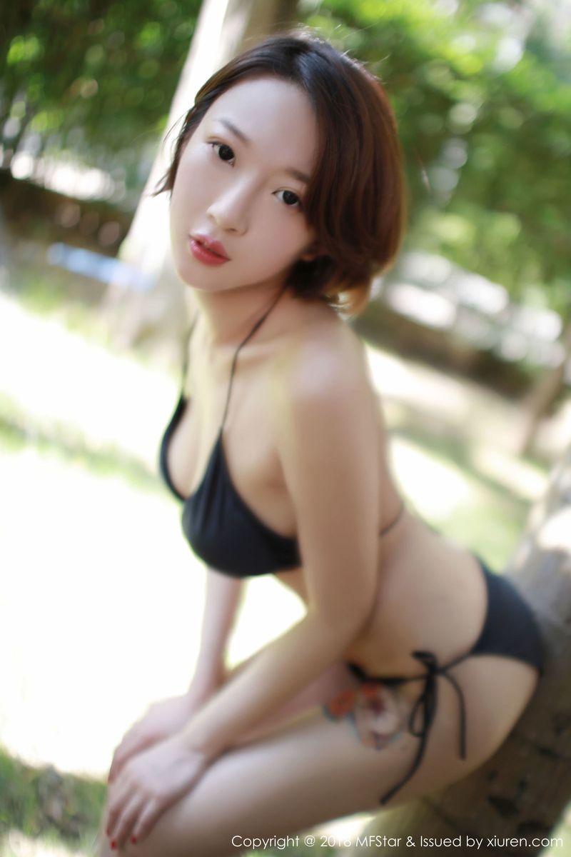 性感女神栗子Riz泳池比基尼内衣湿身诱惑三亚旅拍
