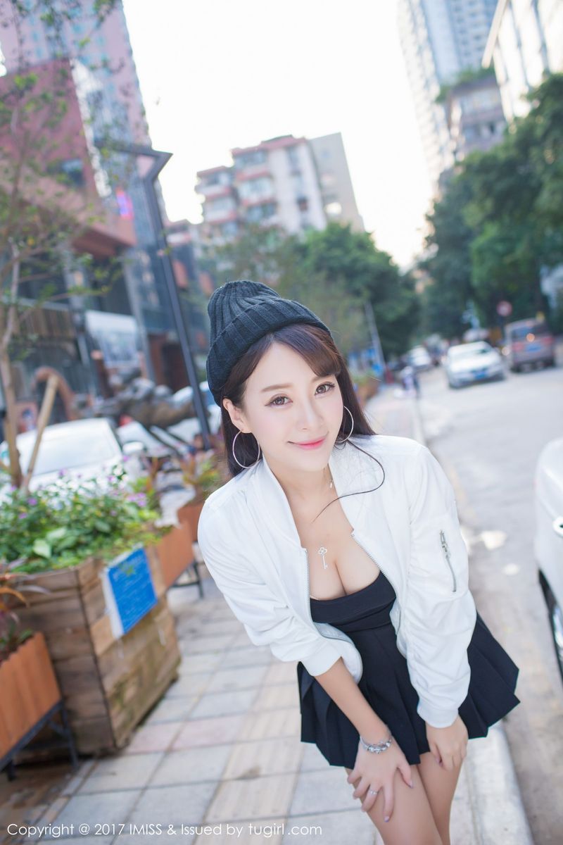 性感女神王曼妮好Q修长美腿牛仔热裤街拍系列写真