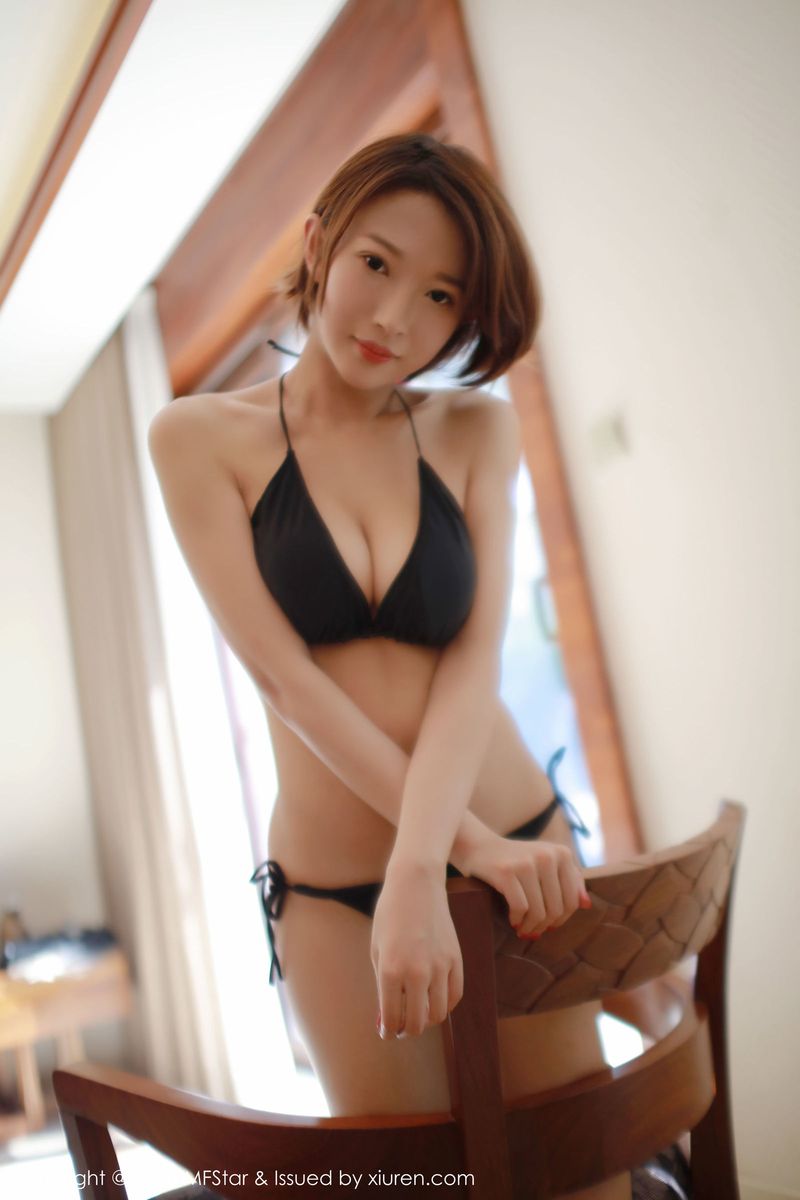 性感女神栗子Riz泳池比基尼内衣湿身诱惑三亚旅拍