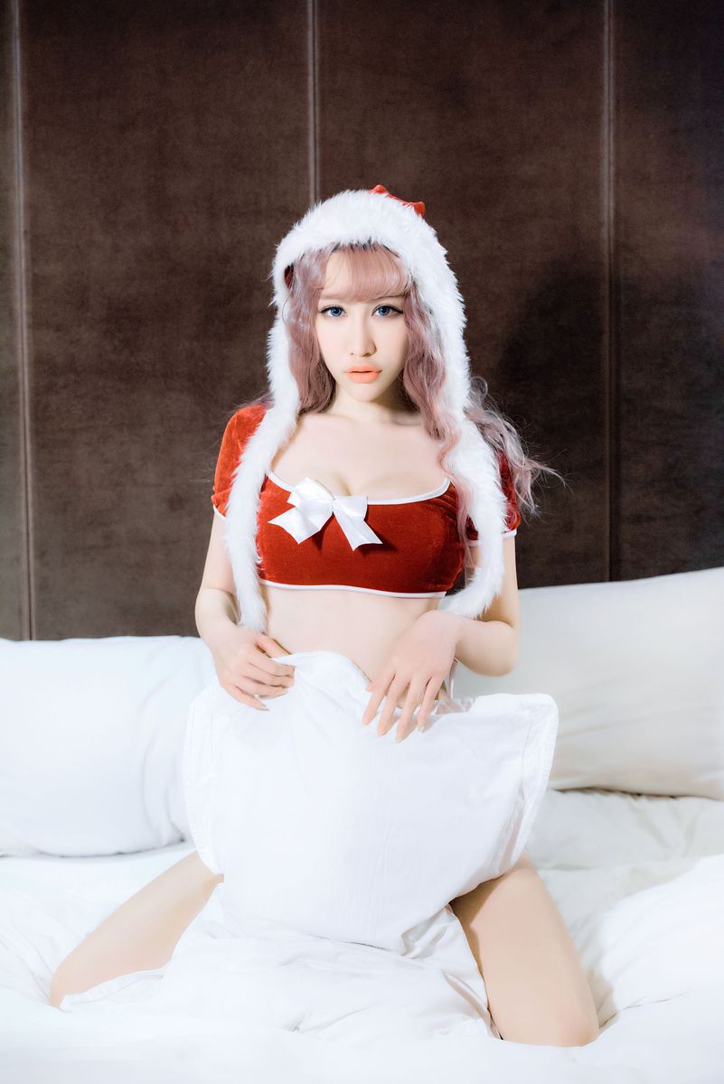 双面娇娃美昕Yumi身着旗袍黑丝美腿丁字裤诱惑写真
