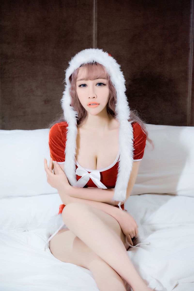 双面娇娃美昕Yumi身着旗袍黑丝美腿丁字裤诱惑写真