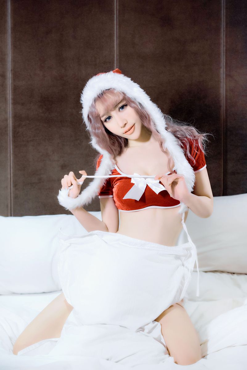 双面娇娃美昕Yumi身着旗袍黑丝美腿丁字裤诱惑写真