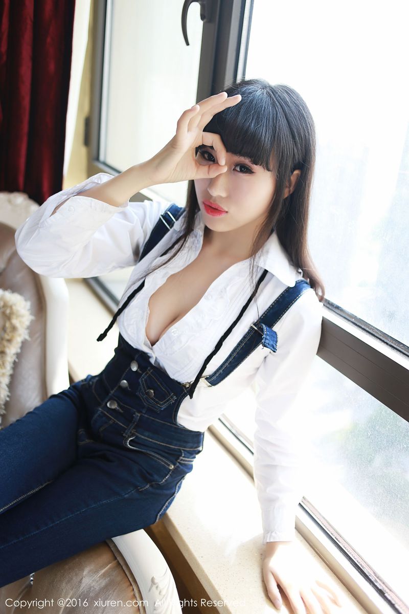 新人嫩模月音瞳童颜巨乳牛仔长裤校服装诱惑美图写真