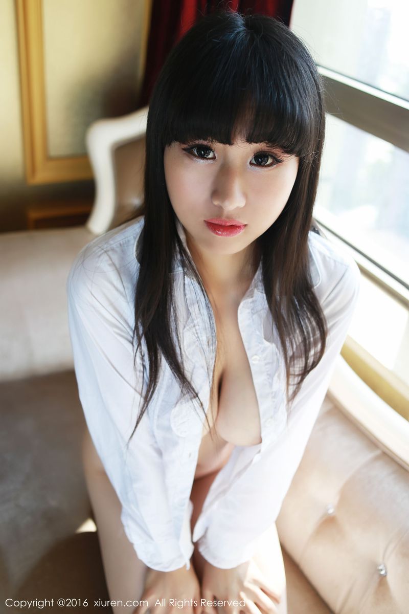 新人嫩模月音瞳童颜巨乳牛仔长裤校服装诱惑美图写真