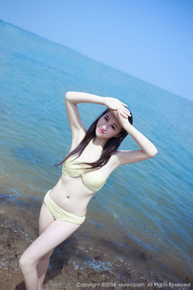 性感萌妹子月音瞳童颜巨乳沙滩比基尼白嫩美胸福利写真