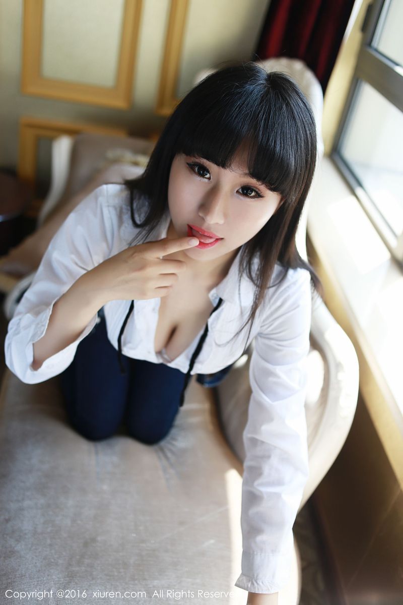 新人嫩模月音瞳童颜巨乳牛仔长裤校服装诱惑美图写真