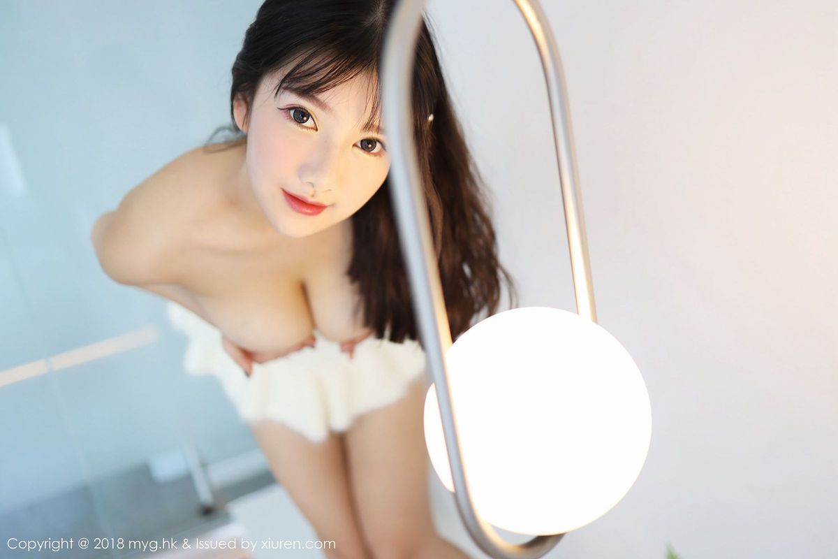 童颜巨乳模特小尤奈居家小女友视角第二套私房写真