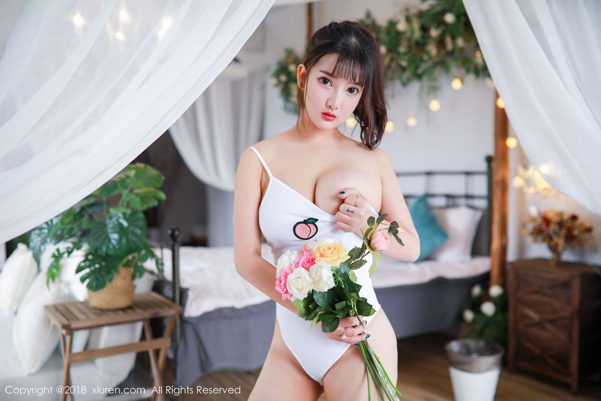 秀人网童颜巨乳美女小尤奈紫罗兰宽松毛衣大尺度性感写真