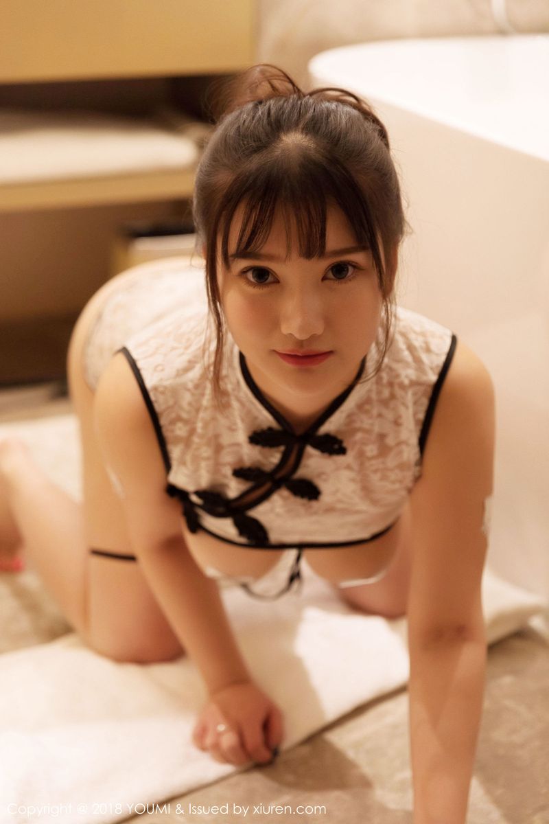 童颜巨乳模特小尤奈镂空古典风内衣诱惑第二套写真