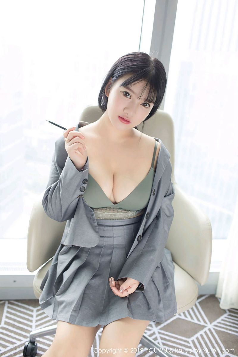 尤物馆性感女神小尤奈童颜巨乳完美身材制服诱惑写真