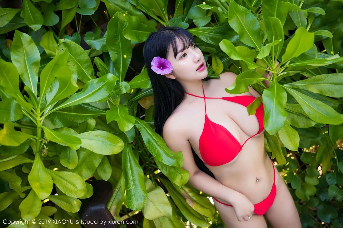 童颜巨乳模特小尤奈浴池比基尼湿身诱惑马尔代夫旅拍