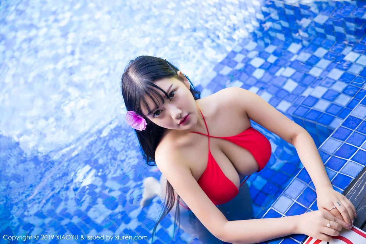 童颜巨乳模特小尤奈浴池比基尼湿身诱惑马尔代夫旅拍