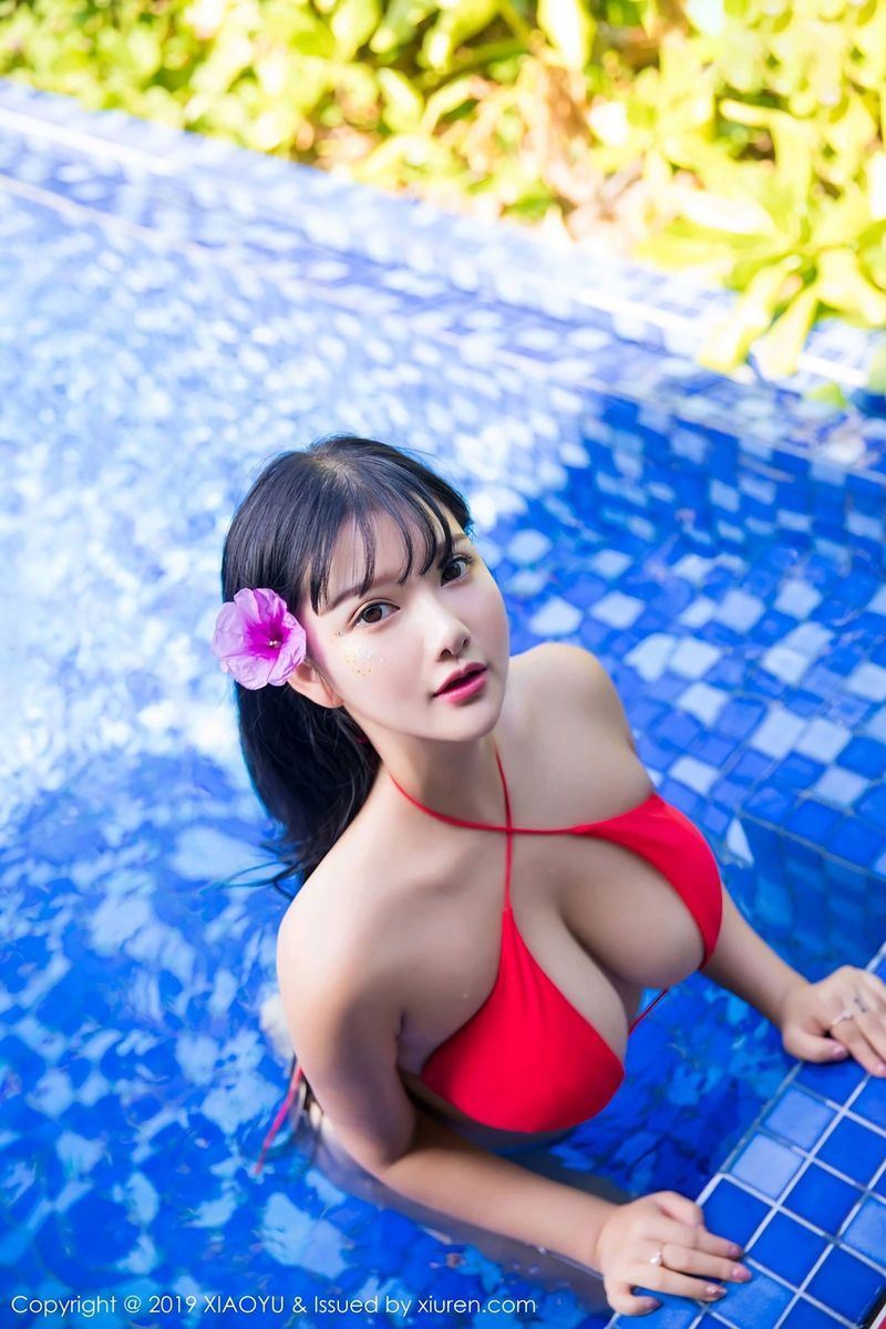 童颜巨乳模特小尤奈浴池比基尼湿身诱惑马尔代夫旅拍