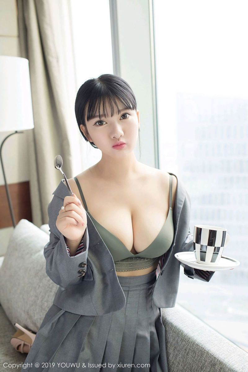 尤物馆性感女神小尤奈童颜巨乳完美身材制服诱惑写真