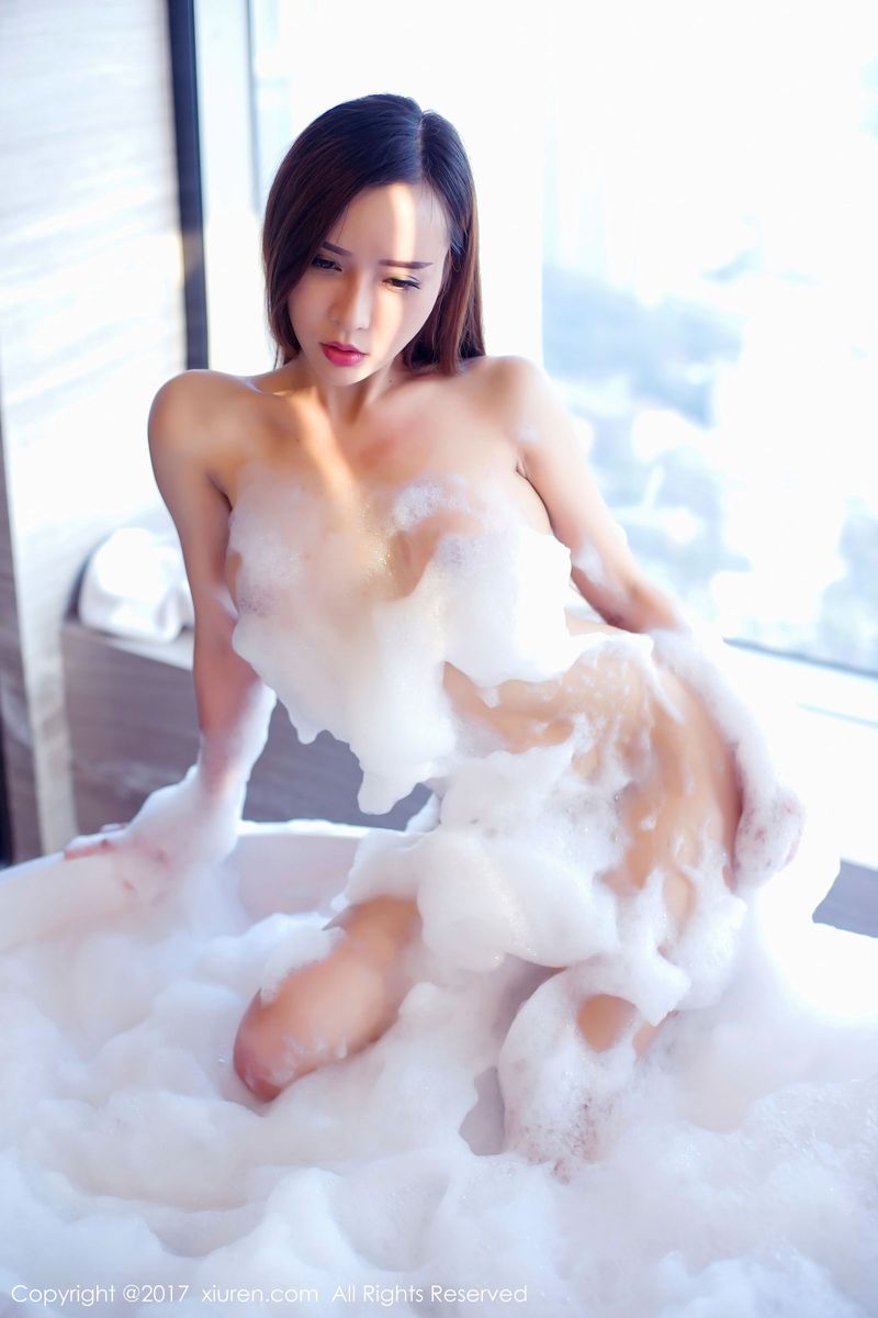 秀人网美女主播艾小青日系学生服&人体泡沫火爆套图