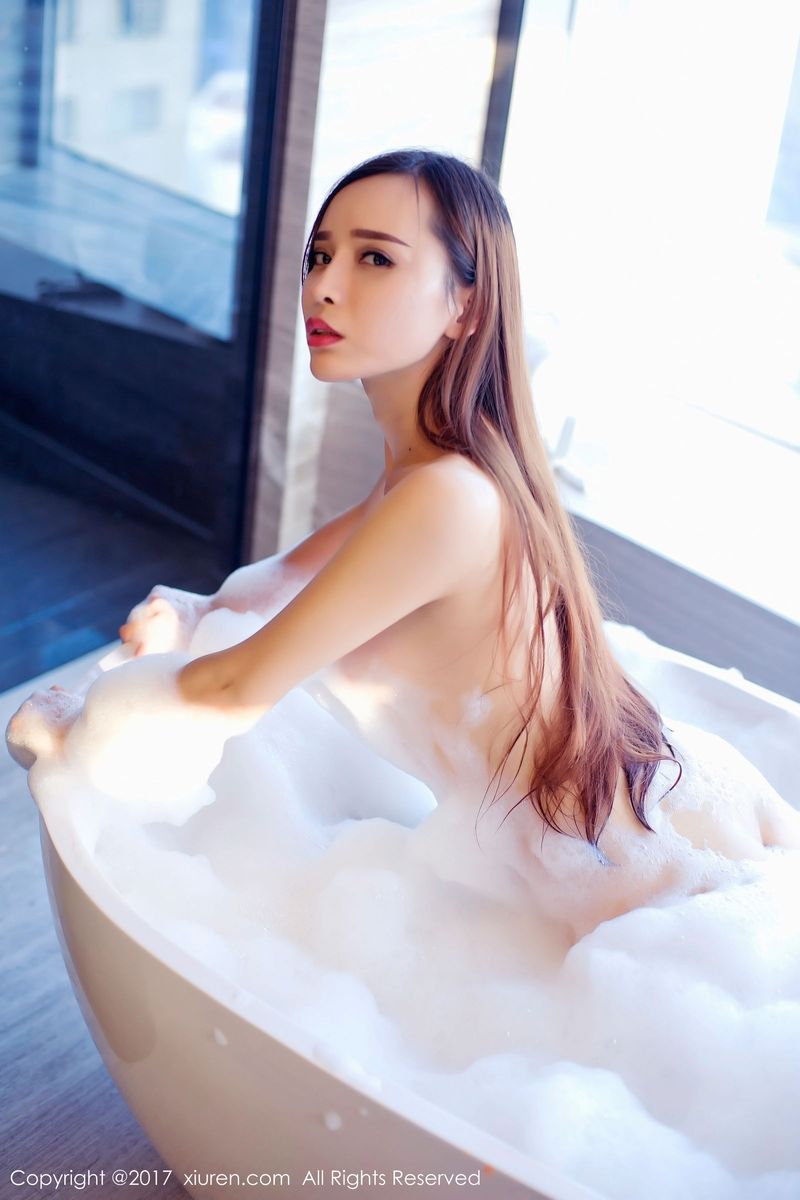 秀人网美女主播艾小青日系学生服&人体泡沫火爆套图