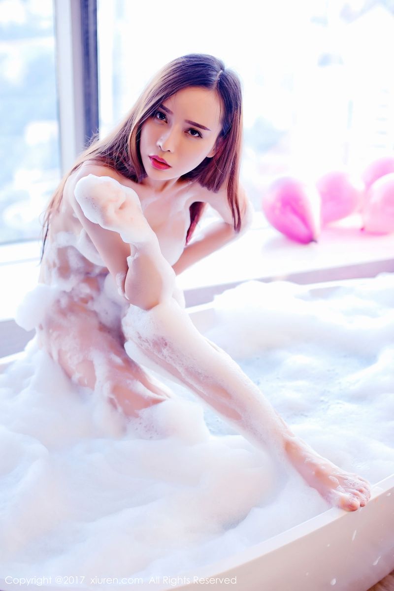 秀人网美女主播艾小青日系学生服&人体泡沫火爆套图