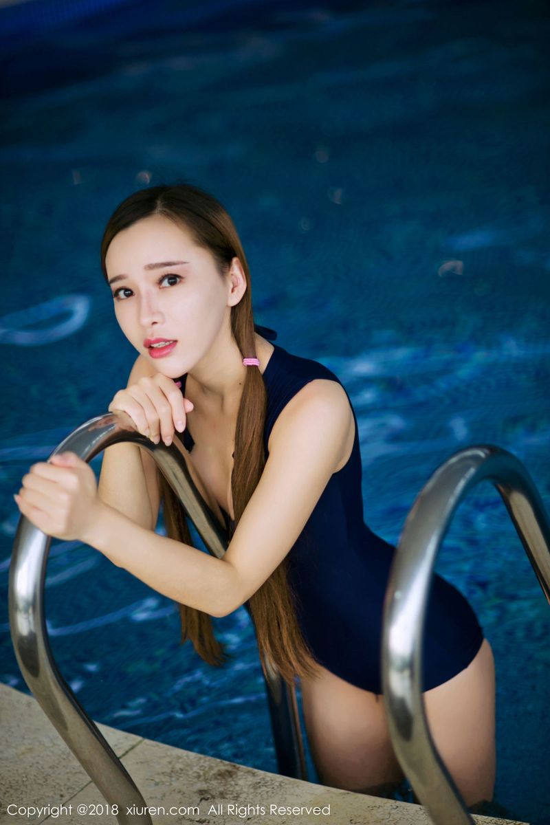 美女主播艾小青丰乳细腰白色羽毛系列&泳池连体比基尼写真