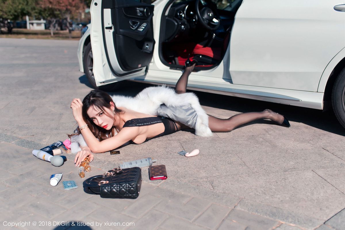 御女郎美女模特艾小青黑丝美腿真空户外露出车拍写真