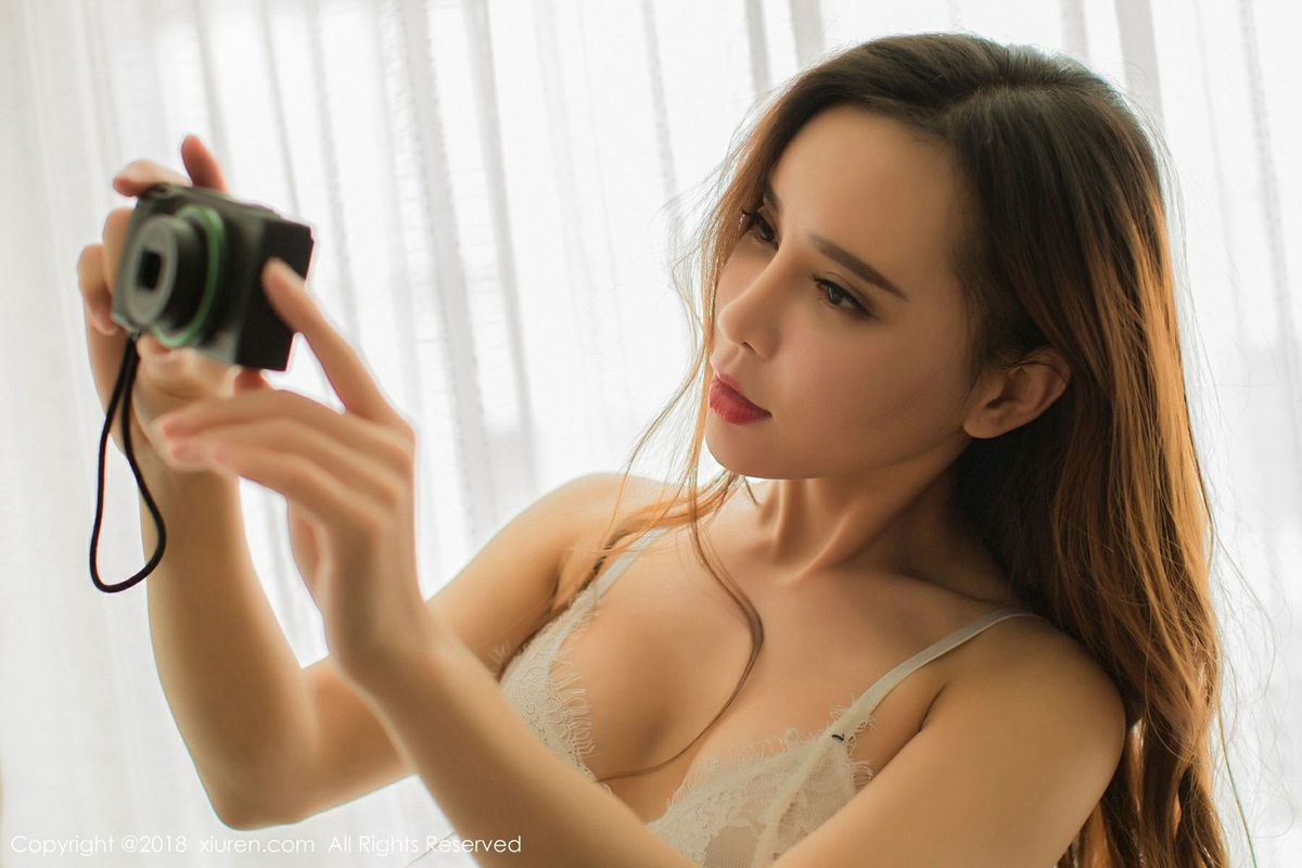 性感女神艾小青皮鞭演绎SM女王制服内衣诱惑写真