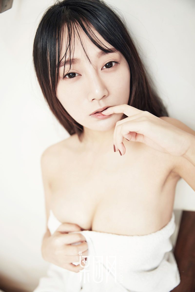 性感大胸女神何嘉颖清晨沐浴浴巾裹胸爆乳诱惑写真