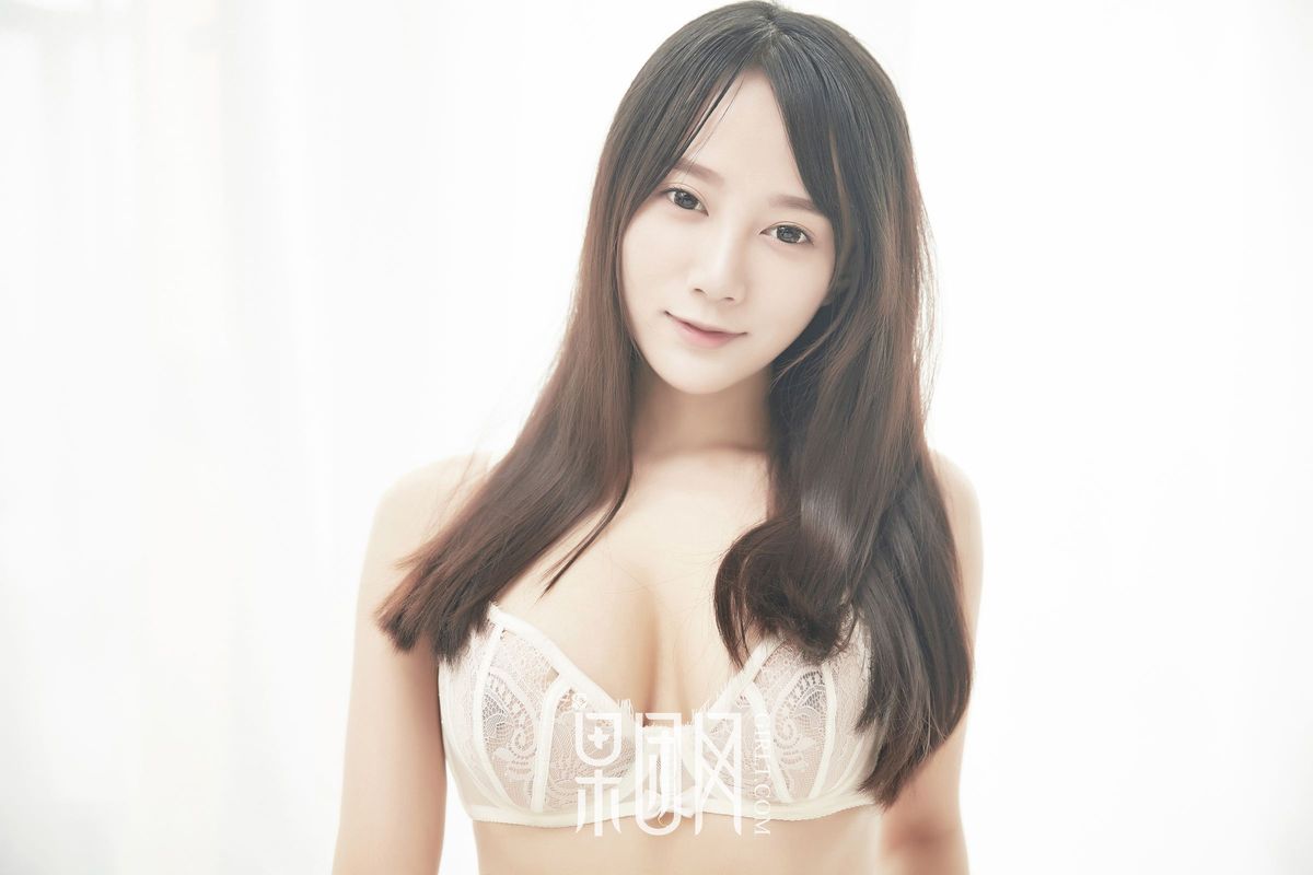 纯净少女何嘉颖白嫩美胸内衣诱惑私房性感首秀