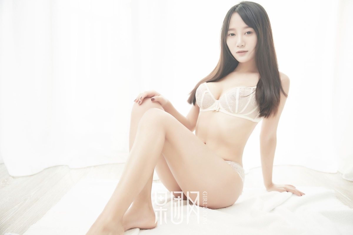 纯净少女何嘉颖白嫩美胸内衣诱惑私房性感首秀