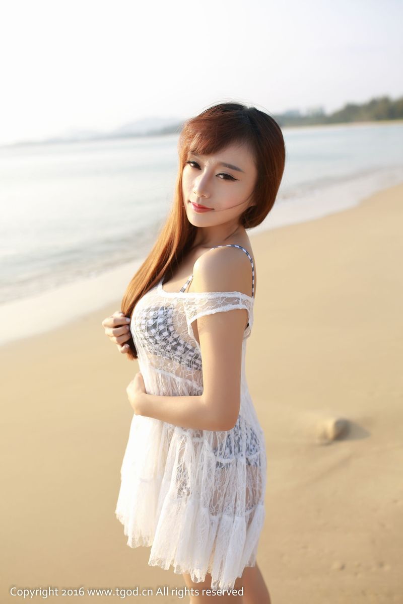 美女模特李猩一沙滩比基尼诱惑白嫩美胸三亚旅拍