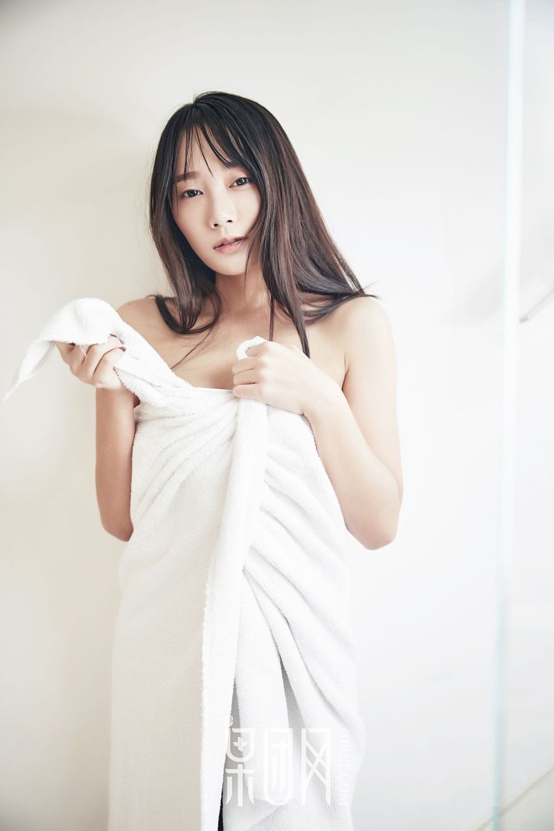 性感大胸女神何嘉颖清晨沐浴浴巾裹胸爆乳诱惑写真