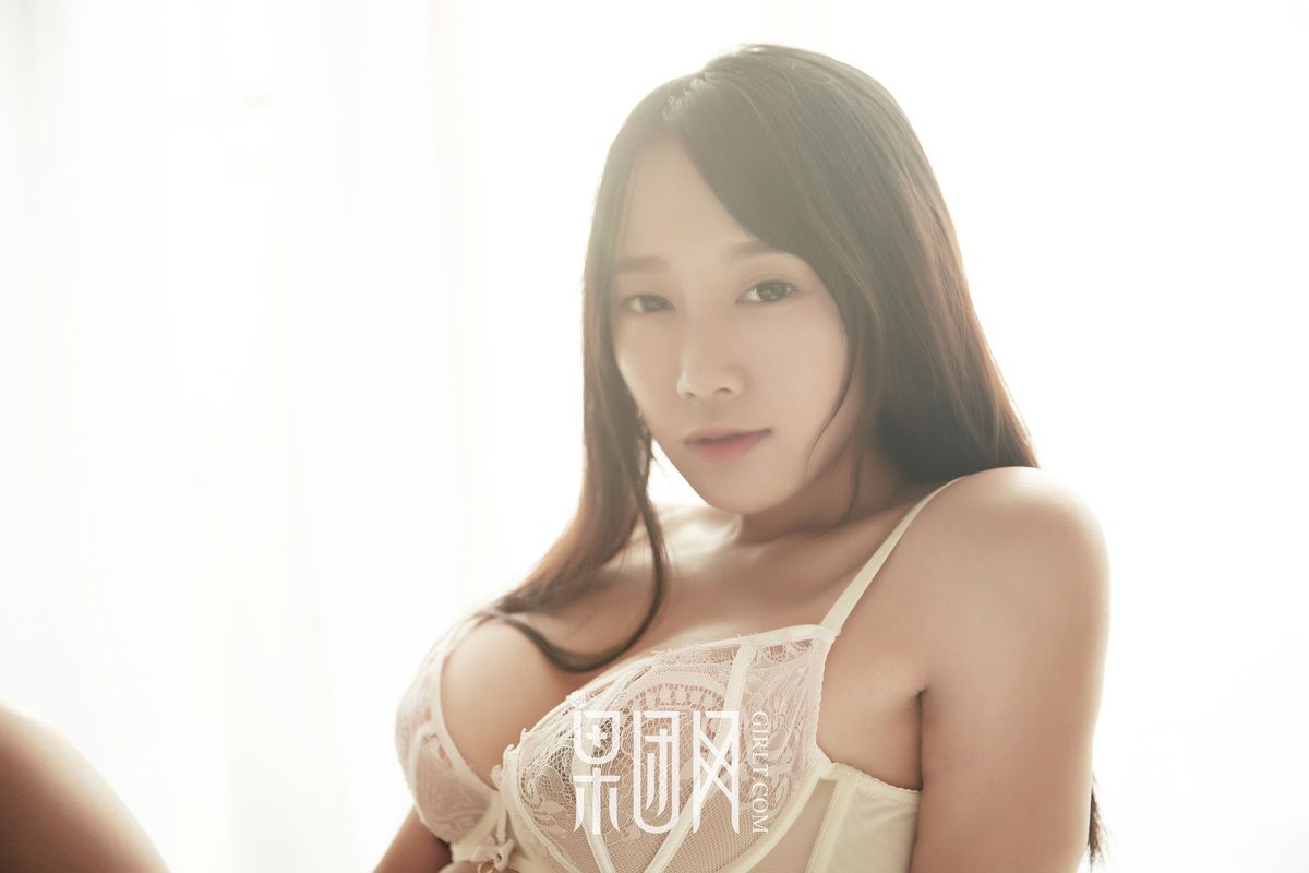 纯净少女何嘉颖白嫩美胸内衣诱惑私房性感首秀