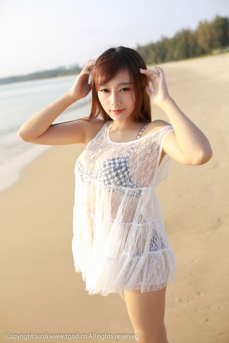 美女模特李猩一沙滩比基尼诱惑白嫩美胸三亚旅拍