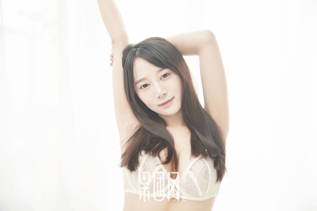 纯净少女何嘉颖白嫩美胸内衣诱惑私房性感首秀