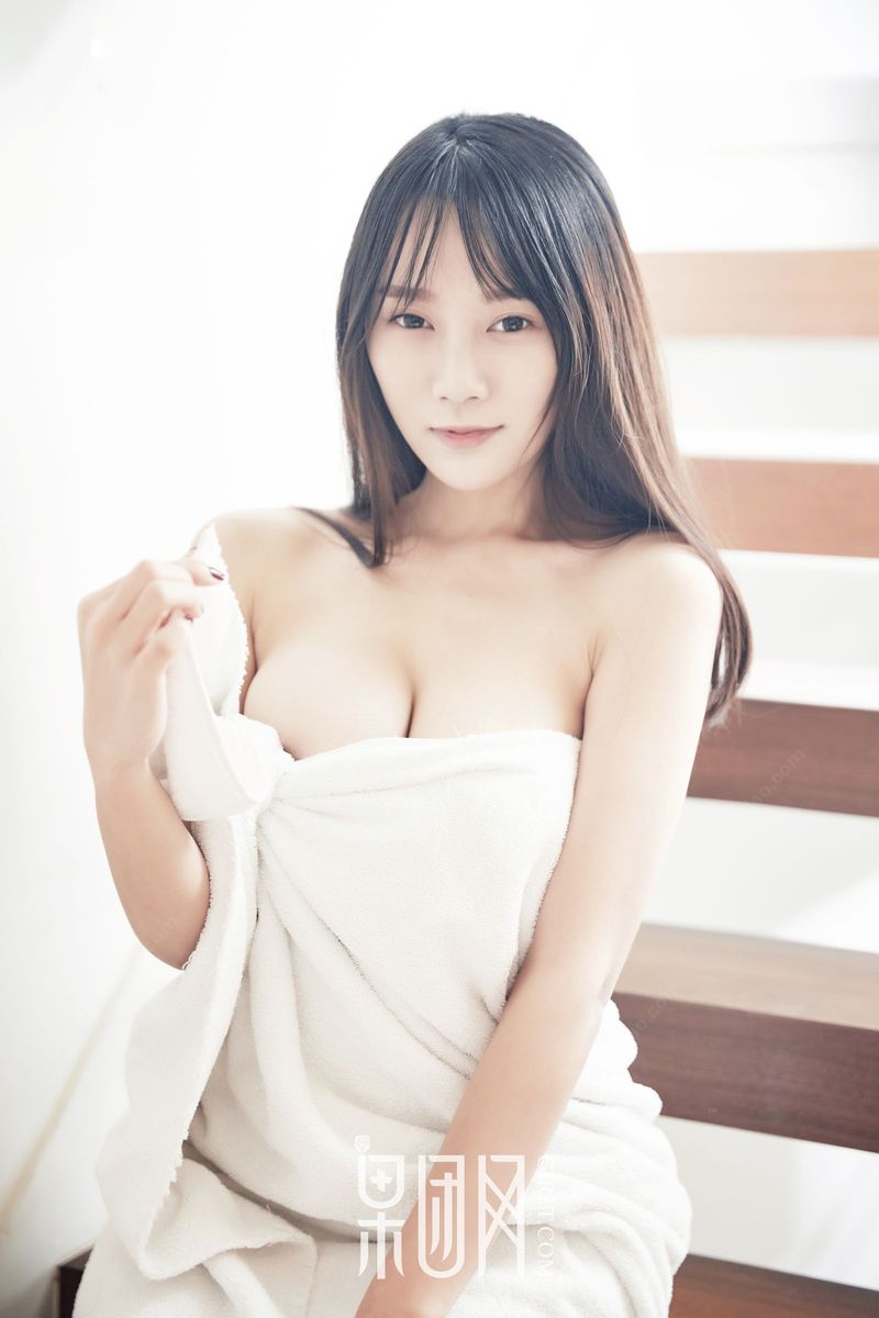 性感大胸女神何嘉颖清晨沐浴浴巾裹胸爆乳诱惑写真