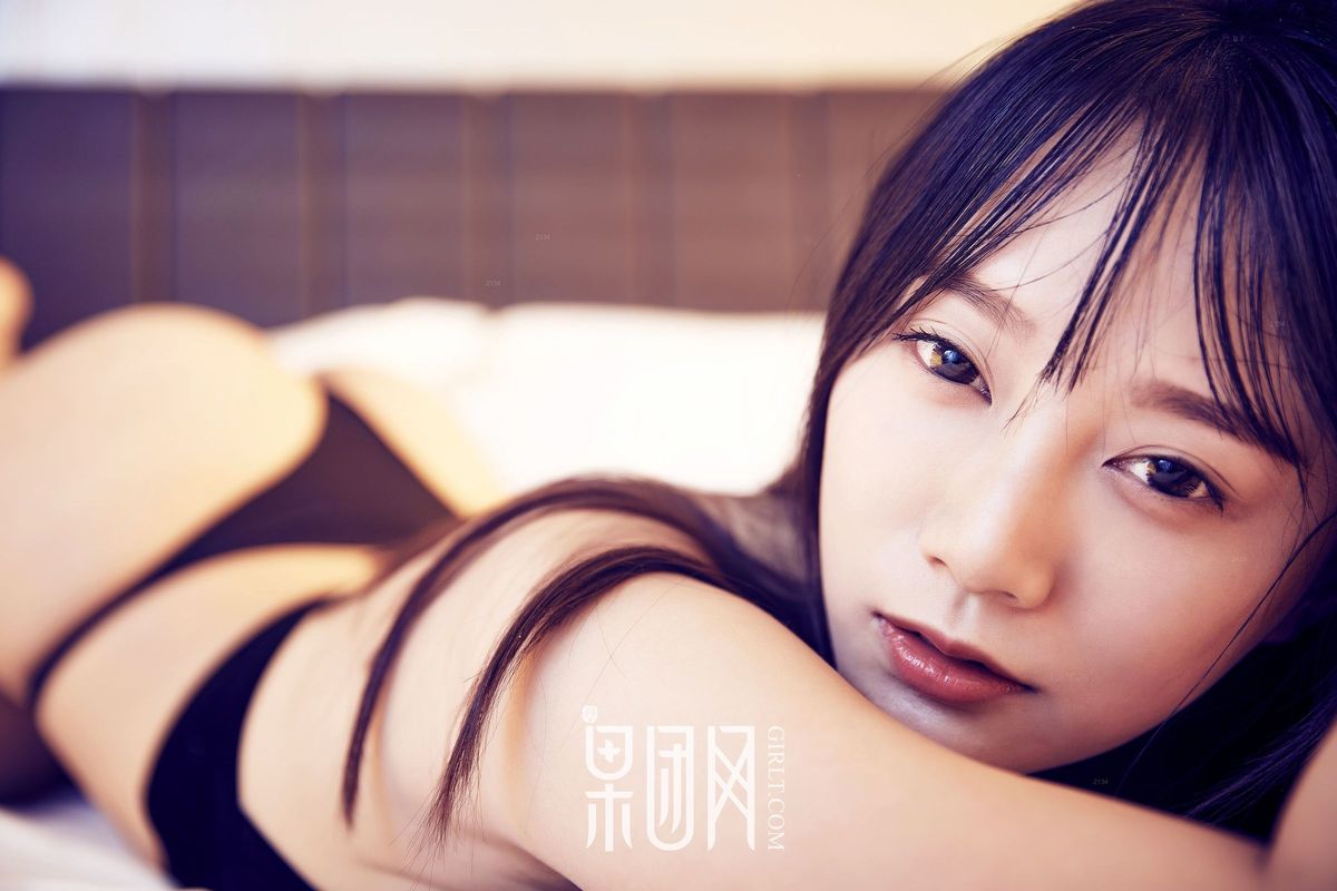 果团网36D大胸美女何嘉颖比基尼黑色丁字裤诱惑美图