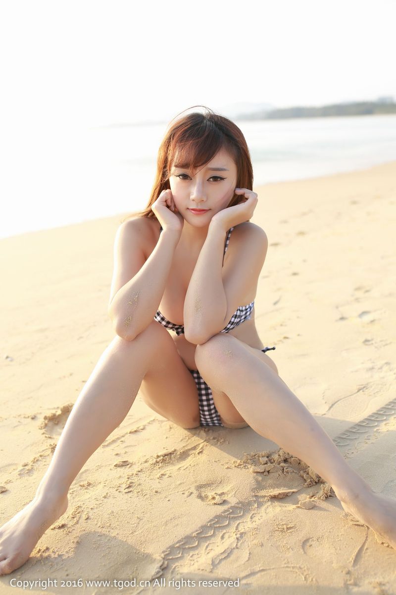 美女模特李猩一沙滩比基尼诱惑白嫩美胸三亚旅拍