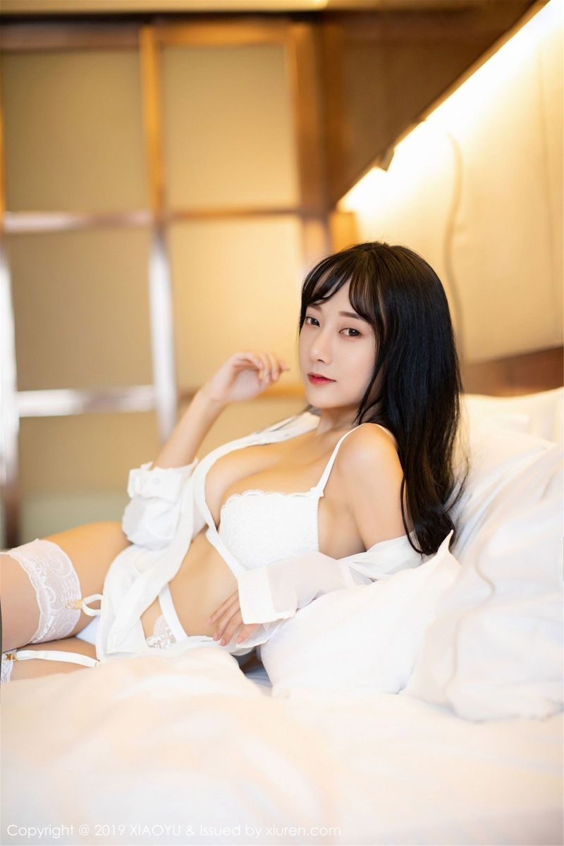 美女模特何嘉颖白色低开衬衫蕾丝吊袜妖艳写真