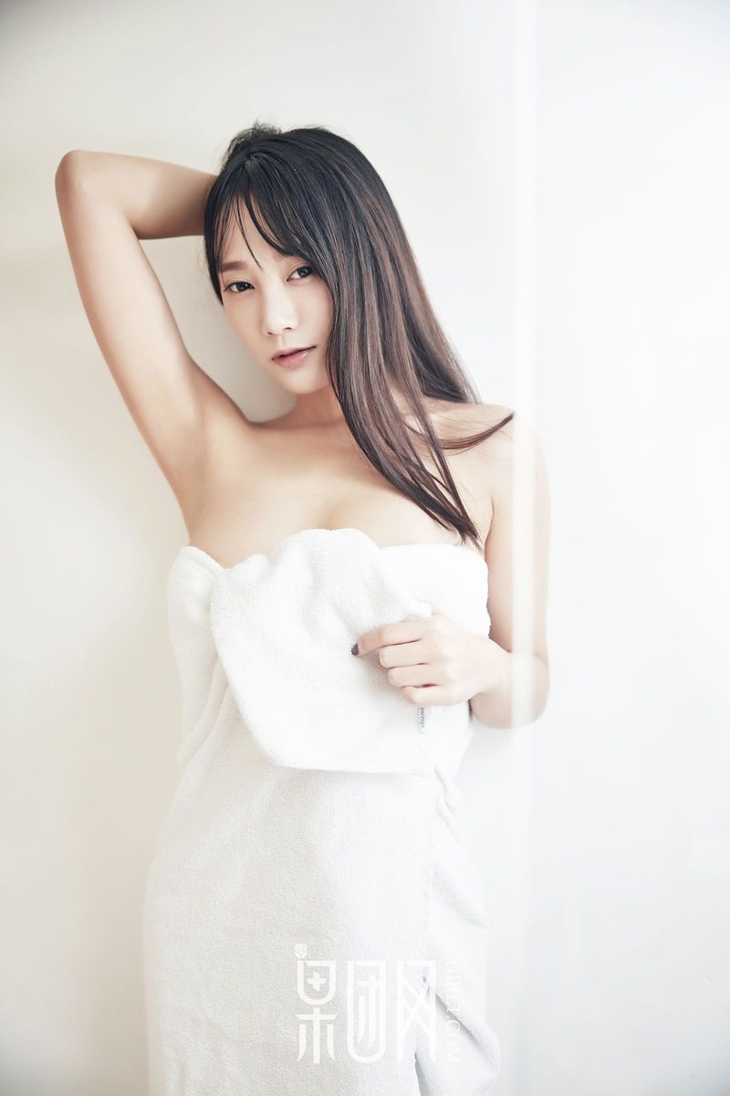 性感大胸女神何嘉颖清晨沐浴浴巾裹胸爆乳诱惑写真