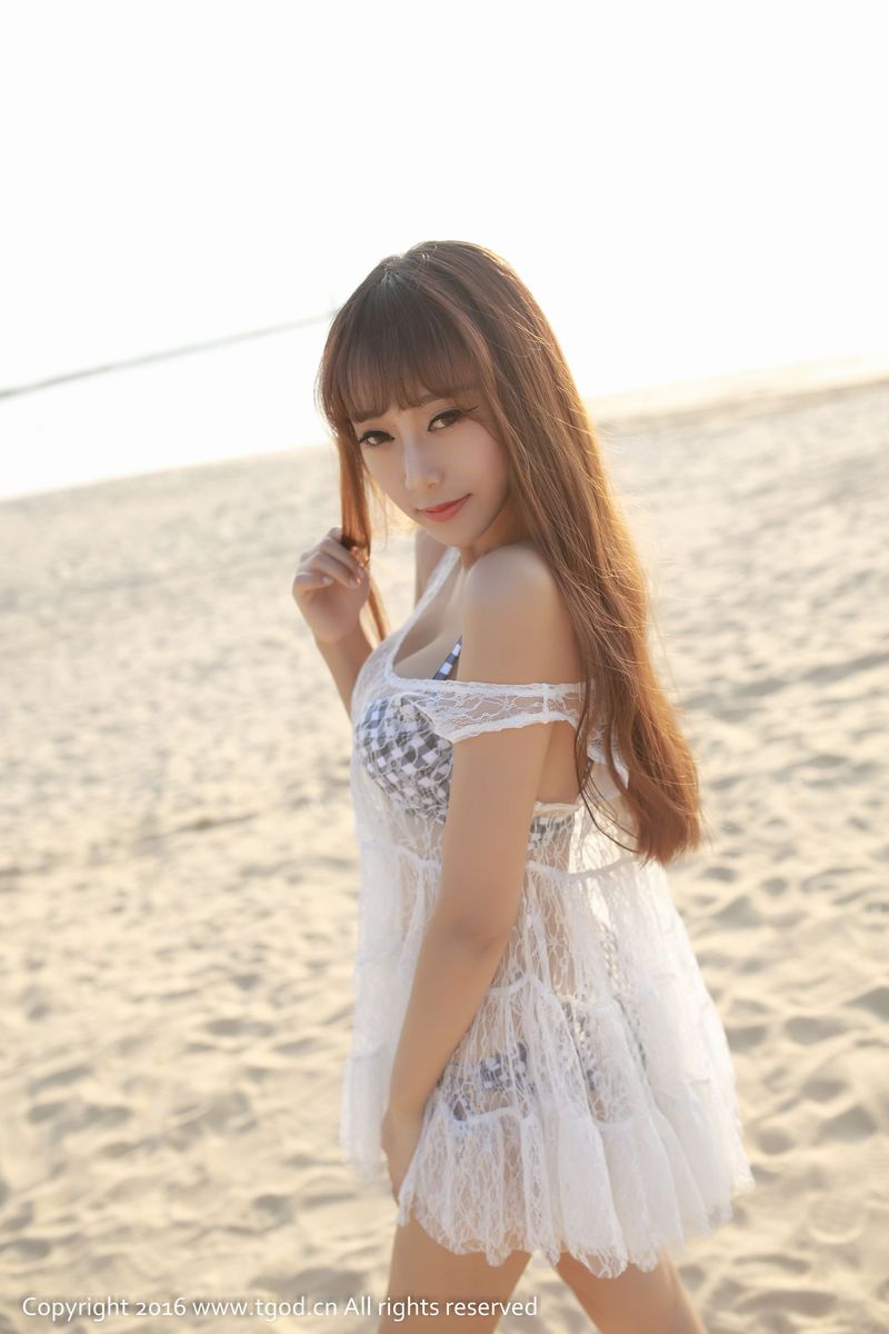 美女模特李猩一沙滩比基尼诱惑白嫩美胸三亚旅拍