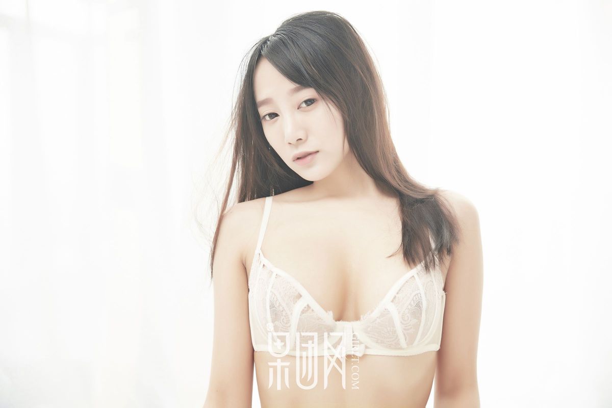 纯净少女何嘉颖白嫩美胸内衣诱惑私房性感首秀