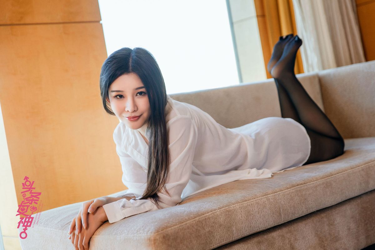 性感美女模特纯小希白衬衫黑丝美腿迷离套图