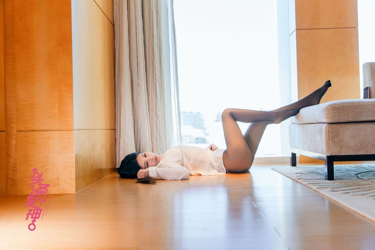 性感美女模特纯小希白衬衫黑丝美腿迷离套图