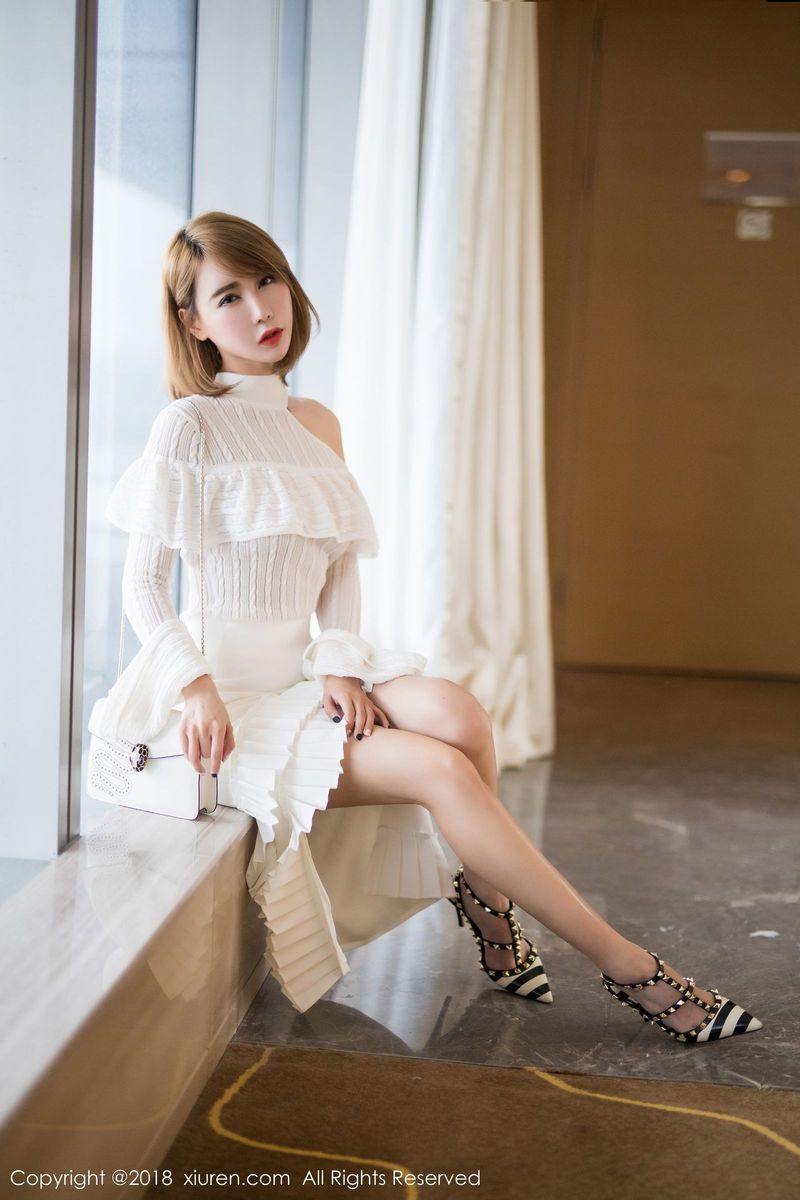 美女模特楚恬Olivia黑丝美腿真空美胸内衣诱惑美图